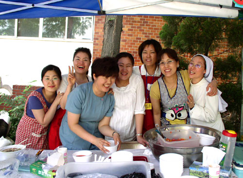 사랑의봉사는 항상 즐거운 마음으로 . 오른쪽에서 세번째가 원숙자 회장 